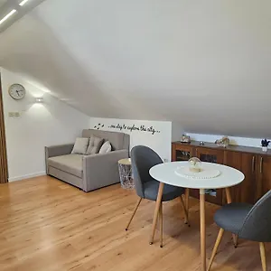 Lovely Attic Apartman-melani Appartement